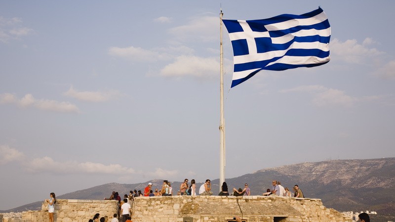 Grécko, ľudia sediaci na Akropole, referendum